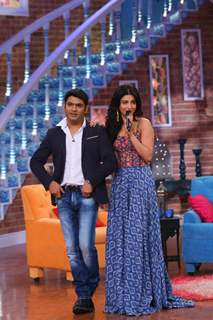 Shruti Haasan performs at the Promotions of Gabbar Is Back on Comedy Nights with Kapil