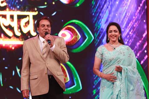 Dharmendra and Hema Malini at Shri Krishna Mahotsav 2015