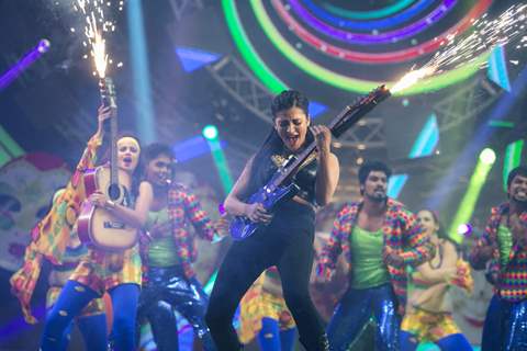Shruti Haasan performs at Vijay Awards 2015