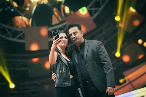 Shruti Haasan clicks a selfie with dad Kamal Haasan at Vijay Awards 2015
