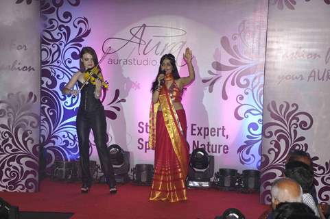 Shibani Kashyap performs at the Aura Studio Saree Fashion Show