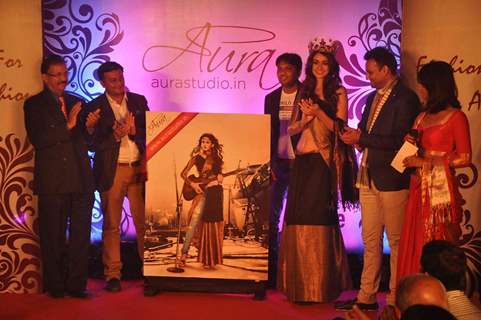 Shibani Kashyap performs at the Aura Studio Saree Fashion Show