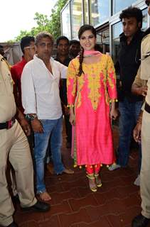 Sunny Leone Visits Siddhininayak