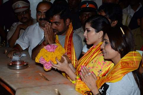 Sunny Leone Visits Siddhininayak