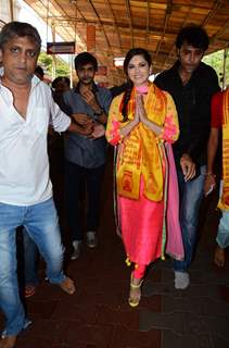 Sunny Leone Visits Siddhininayak