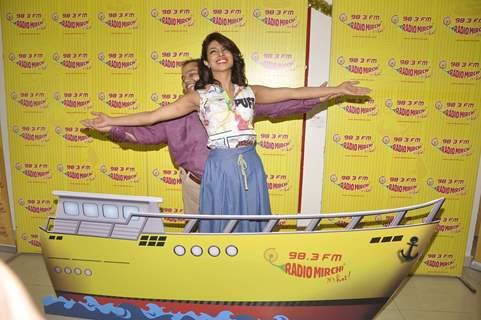 Titanic Pose-Priyanka Promotes Dil Dhadakne Do on Radio Mirchi