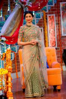 Deepika Padukone Promotes Piku on Comedy Nights with Kapil