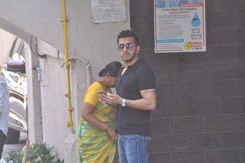 Ritesh Sidhwani Visits Salman at his Home