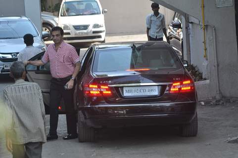 Dheeraj Kumar Visits Salman at his Home