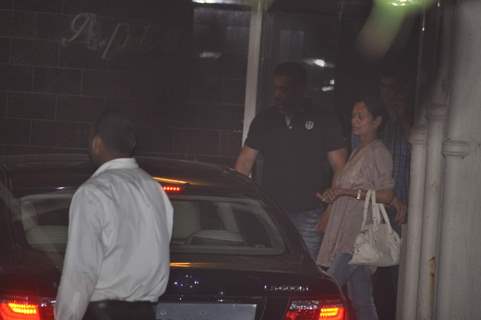 Zarina Wahab Snapped at Salman's Residence (Galaxy Apartments)