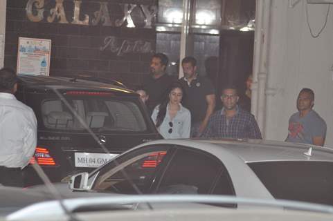 Kareena Kapoor Khan Snapped at Salman's Residence (Galaxy Apartments)