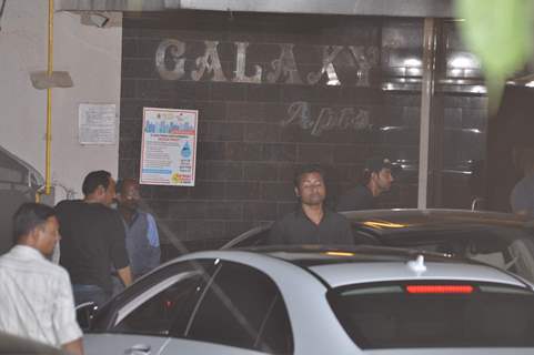 Hrithik Roshan Snapped at Salman's Residence (Galaxy Apartments)