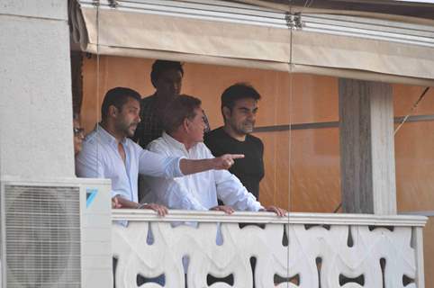 Salman Khan, Salim Khan and Arbaaz Khan Greets Fans from Balcony