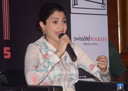 Anushka Sharma Interacts with People at Promotions of Bombay Velvet in Kolkatta