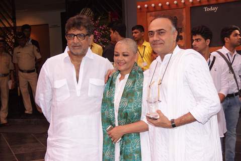 Celebs pose for the media at the Felicitation Ceremony of Shashi Kapoor