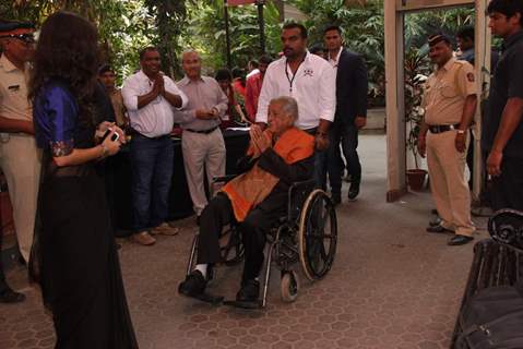 Shashi Kapoor greeting the guests at his Felicitation Ceremony