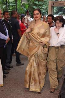 Rekha poses for the media at the Felicitation Ceremony of Shashi Kapoor