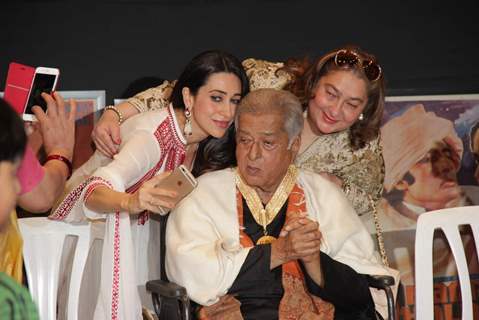 Karisma Kapoor clicks a selfie with Shashi Kapoor and Reema Jain
