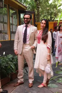 Saif Ali Khan and Karisma Kapoor pose for the media at the Felicitation Ceremony of Shashi Kapoor