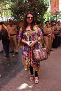 Poonam Dhillon poses for the media at the Felicitation Ceremony of Shashi Kapoor