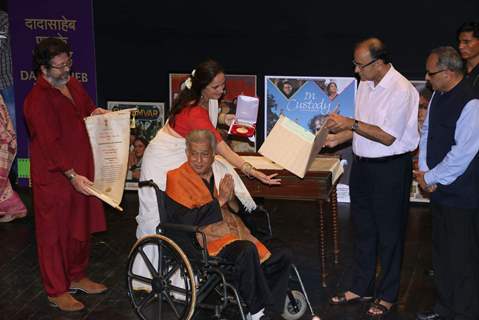 Shashi Kapoor greets the audience after receiving Dadasaheb Phalke Award