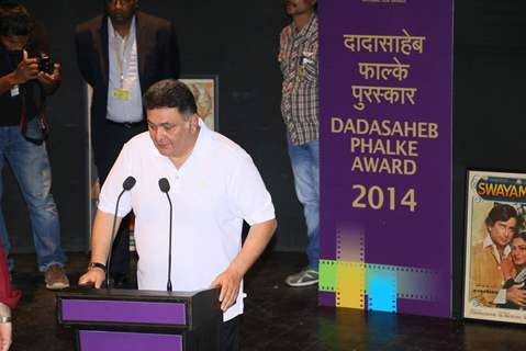 Rishi Kapoor addressing the audience at the Felicitation Ceremony of Shashi Kapoor