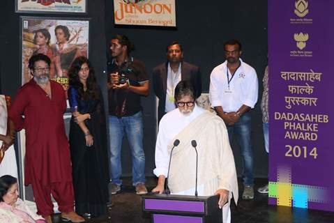 Amitabh Bachchan addressing the audience at the Felicitation Ceremony of Shashi Kapoor