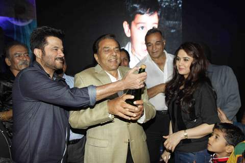 Dharmendra, Anil Kapoor and Preity Zinta Opens a Champagne for the Party!
