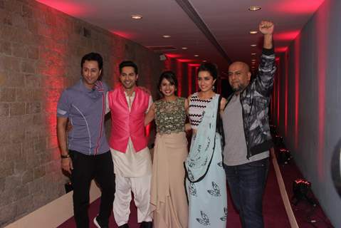 Varun Dhawan and Shraddha Kapoor Poses with Indian Idol Junior Season 2 Judges