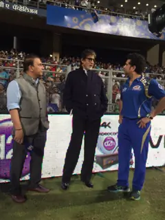 Amitabh Bachchan and Sachin Tendulkar snapped while in conversation at Wankhede Stadium