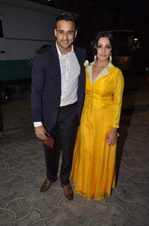 Anita Hassanandani poses with husband at Star Parivaar Awards 2015