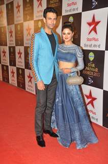Nandish Sandhu and Rashmi Desai at Star Parivaar Awards 2015
