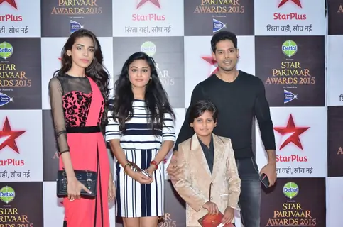 Team of Dosti.. Yariyaan.. Manmarzian at Star Parivaar Awards 2015
