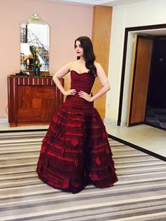 Aishwarya Rai Bachchan sizzles in the red gown at Cannes Film Festival 2015