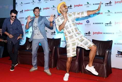 Dil Dhadakne Do Team Dances to Promote Dil Dhadakne Do in Kolkata