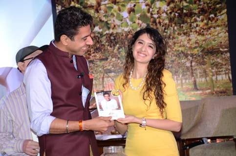 Ranveer Brar Gifts Pooja Makhija at Launch Zespri SunGold Kiwifruit