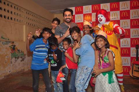 Ayushmann Khurrana Celebrates No TV Day With Childrens!