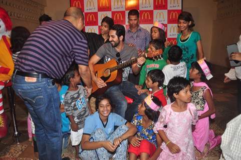 Ayushmann Khurrana Celebrates No TV Day by Singing for the Childrens!