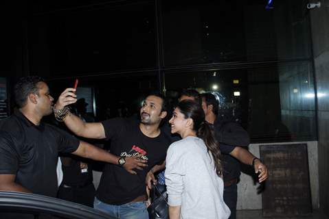 Dippy Snapped Clicking Selfie With a Fan at Hard Rock Cafe