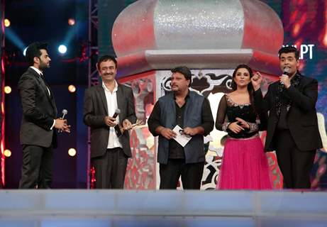 Parineeti, Tigmanshu Dhulia and Raju Hirani at AIBA Awards with The Hosts Karan and Manish Paul