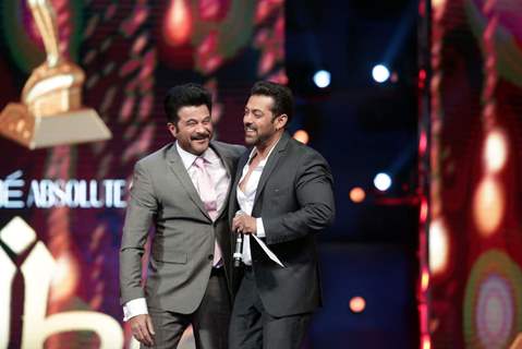 Salman Greets Anil Kapoor at AIBA Awards