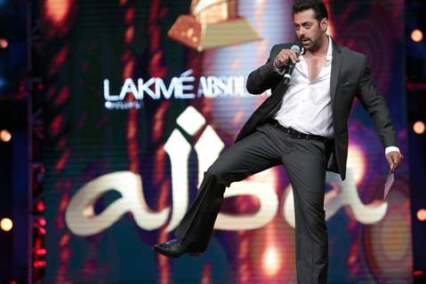 Salman Doing his Dance Step it Looks! at AIBA Awards