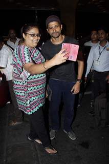 Selfie!! Farhan Clicks a Picture With a Fan While Leaving for IIFA 2015