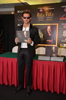 Hrithik Roshan Launches Book at IIFA for His Dad