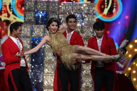 Anushka Sharma performs at IIFA 2015 Day 2