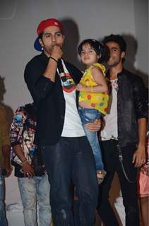 Varun Dhawan was snapped holding a small girl during the ABCD 2 Pond's Men Promotions