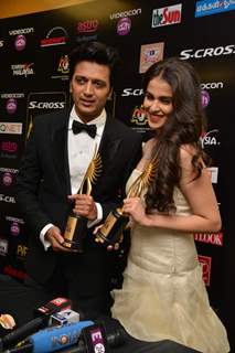 Riteish - Genelia holds IIFA Trophy - Backsatge of IIFA Awards