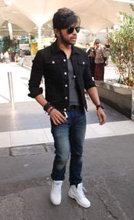 Himesh Reshamiya Snapped at Airport