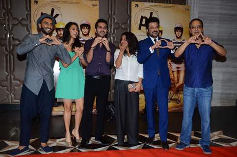 Posers! Vidhu Vinod Chopra With DDD Team at  Success Bash of PK