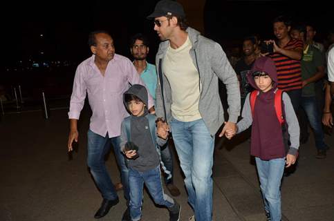 Hrithik Roshan snapped with kids while leaving for Cape Town Vacations